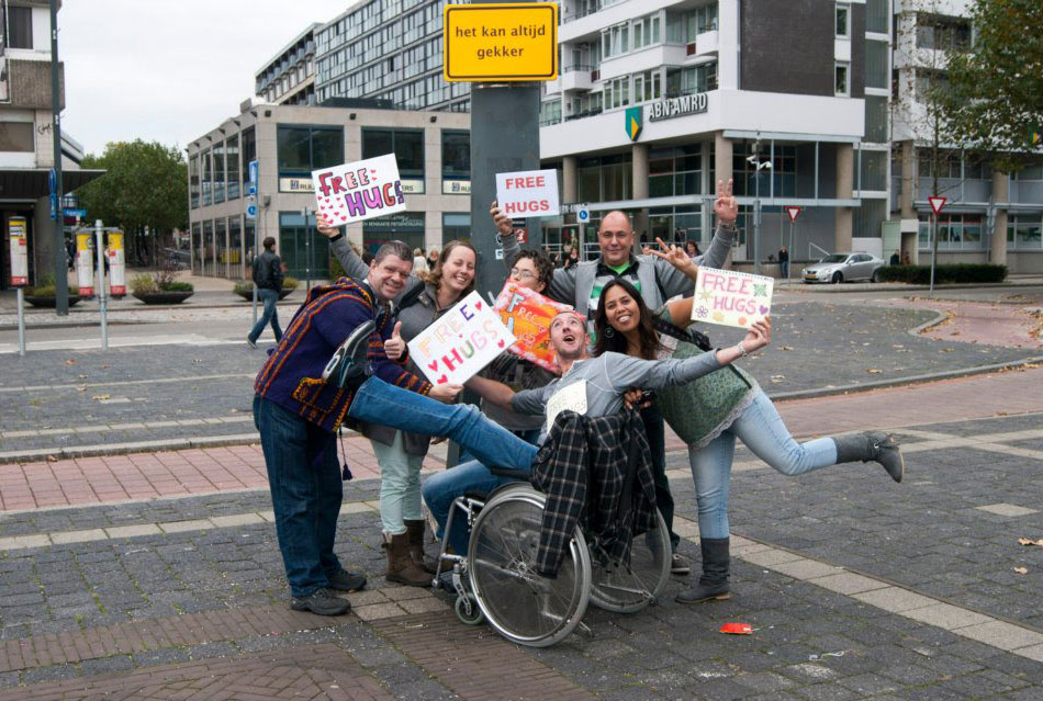 Daphne (rechts) en haar team tijdens een eerdere "Free Hugs" actie